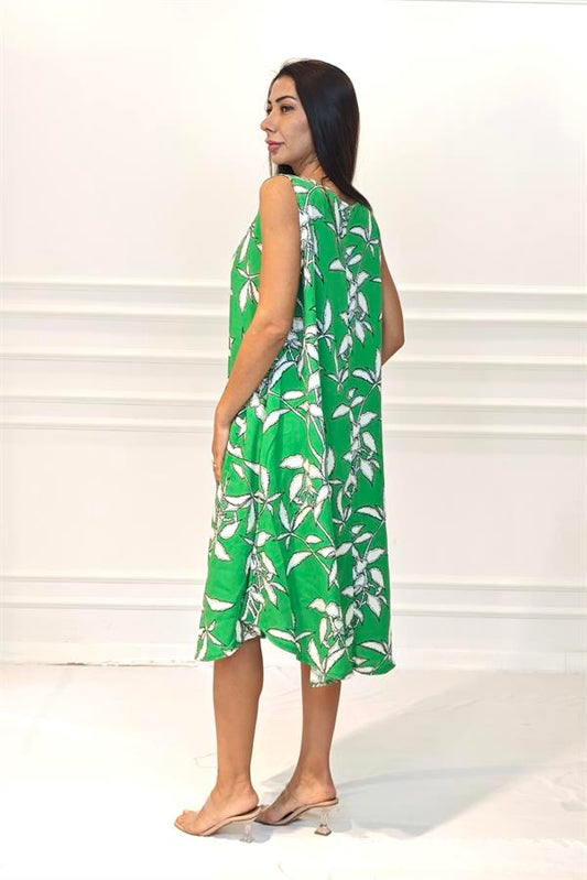 Yeşil zemin üzerine beyaz çiçek desenli, U yakalı, askılı ve midi boy viskon elbise.