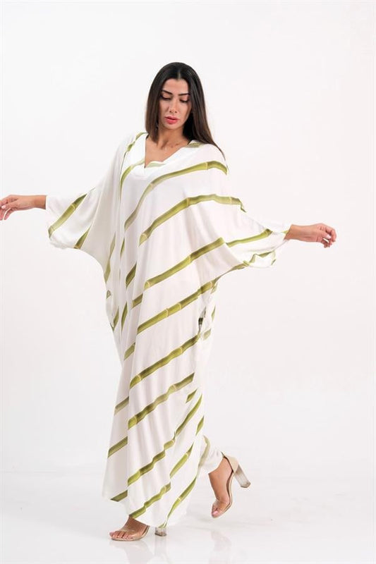 Yeşil bambu desenli, V yaka, yarasa kollu, beyaz oversize uzun viskon elbise.