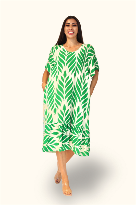 Yeşil yaprak desenli, V yaka, cepli ve etek ucu fırfırlı midi boy viskon elbise.