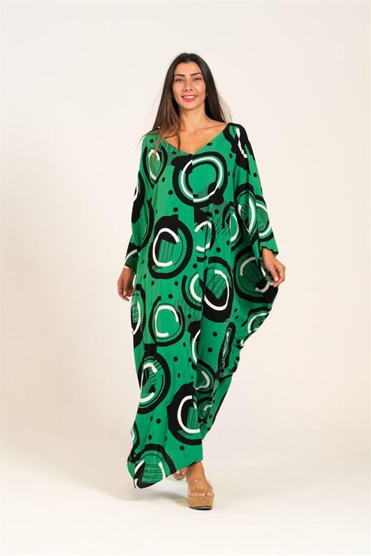 Yeşil renkli, siyah ve beyaz dairesel desenli, V yaka, yarasa kollu, oversize uzun viskon elbise.