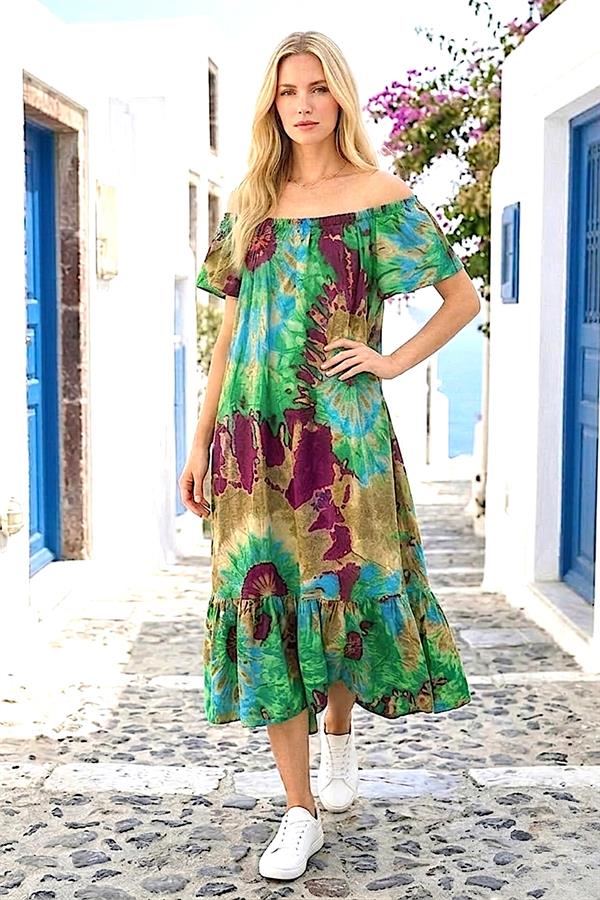 Yeşil etnik desenli, madonna yaka, viskon kumaştan üretilmiş midi boy elbise.