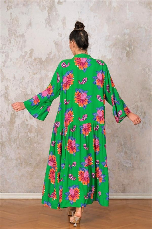 Yeşil renkli, çiçek desenli, volan kollu ve kat kat etekli uzun viskon elbise.