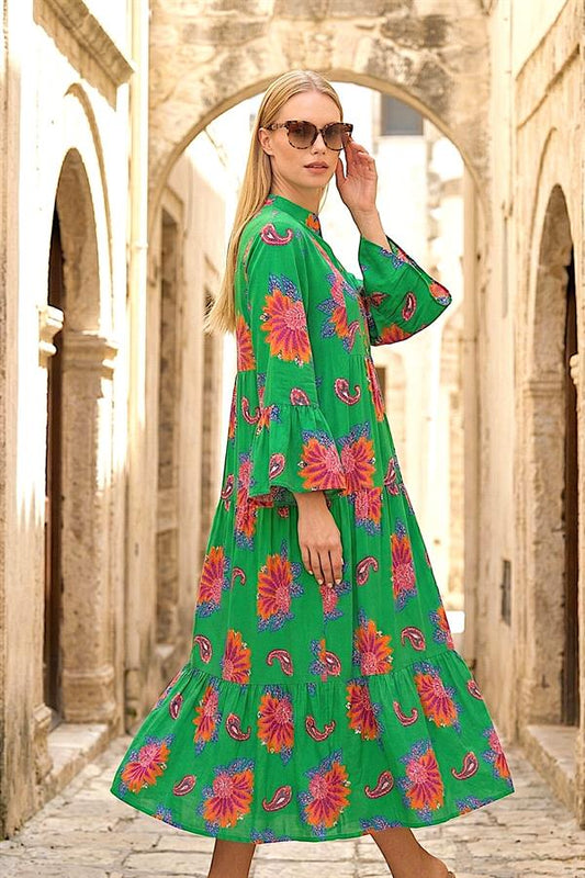 Yeşil renkli, çiçek desenli, volan kollu ve kat kat etekli uzun viskon elbise.