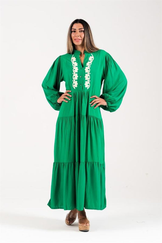 Yeşil renkli, önü nakış işlemeli, balon kollu ve kat kat etekli uzun viskon elbise.