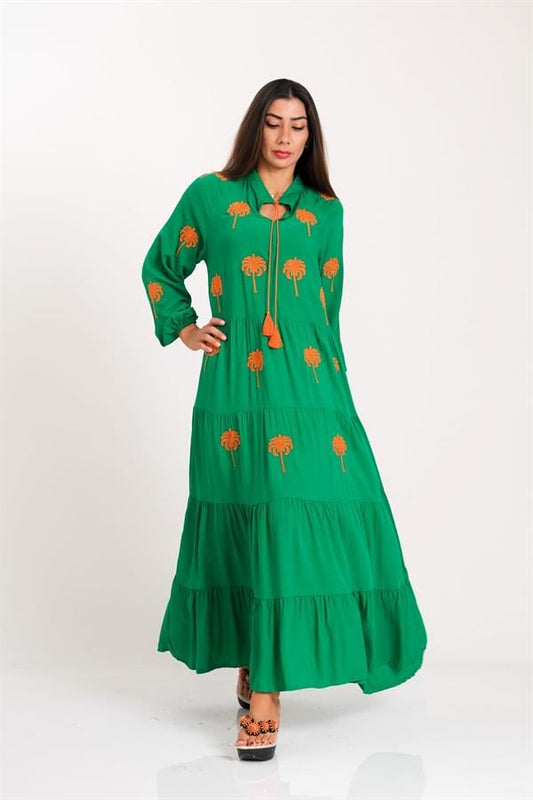 Yeşil renkli, önü ve kolları palmiye nakışlı, püskül bağcıklı ve kat kat uzun viskon elbise.