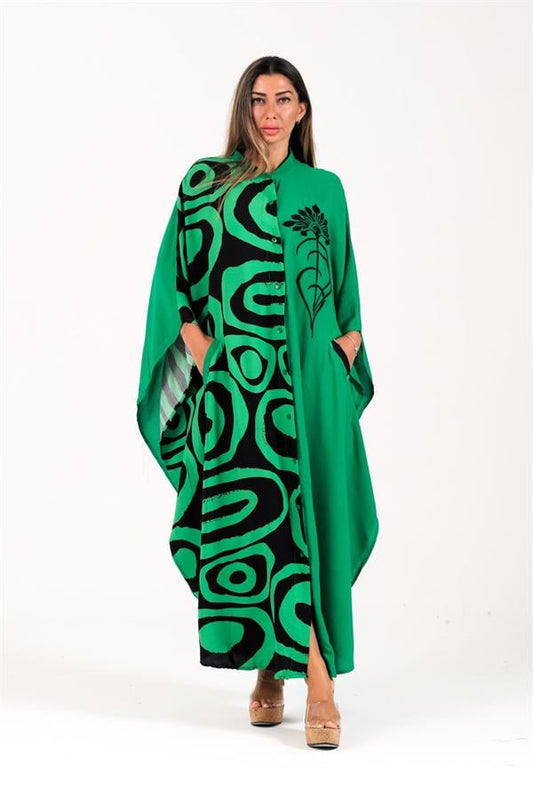 Yeşil renkli, önü desenli ve çiçek nakışlı, düğmeli, cepli, oversize uzun viskon elbise.