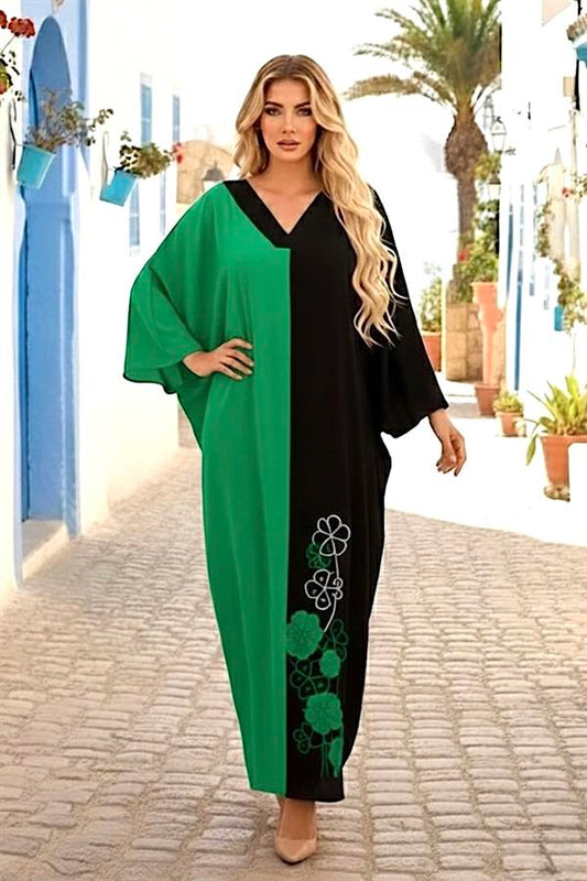 Yeşil ve siyah renkli, V yakalı, çiçek nakışlı ve oversize kesim uzun viskon elbise.