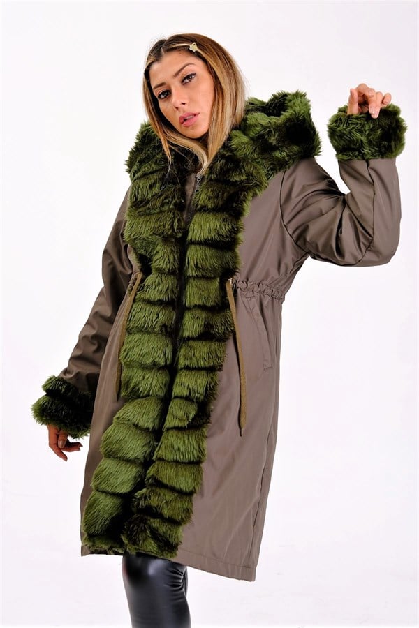 Yeşil renkli, kapüşonlu, içi ve ön kısmı kürklü, su geçirmez uzun kaban.