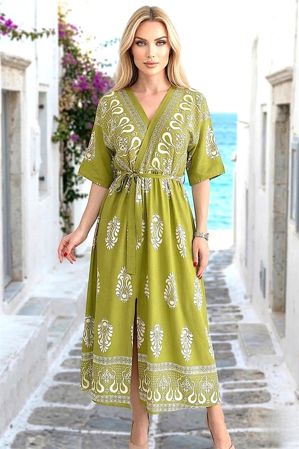Yeşil renkli, V yakalı, belden bağlamalı ve beyaz desenli uzun viskon elbise.