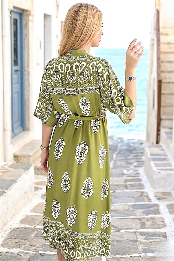Yeşil renkli, beyaz desenli, belden bağlamalı ve uzun viskon elbise.