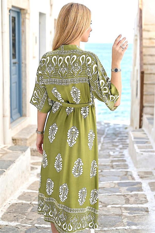 Yeşil renkli, beyaz desenli, belden bağlamalı ve uzun viskon elbise.