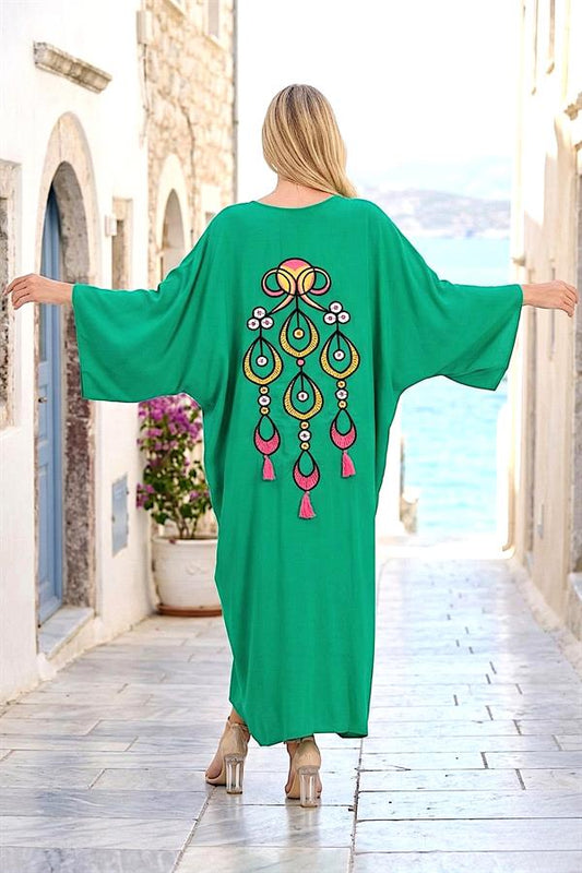 Sırtında otantik nakış ve püskül detayları bulunan yeşil renkli oversize uzun gömlek elbise.