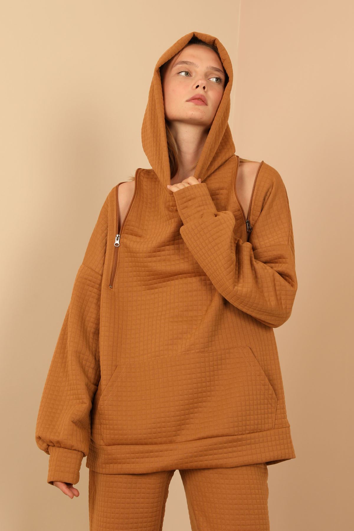 Petek%20Kumaş%20Uzun%20Kol%20Kapüşonlu%20Fermuar%20Detaylı%20Kadın%20Sweatshirt-Camel