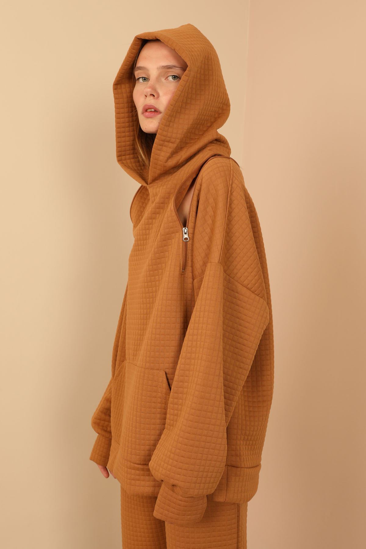 Petek%20Kumaş%20Uzun%20Kol%20Kapüşonlu%20Fermuar%20Detaylı%20Kadın%20Sweatshirt-Camel