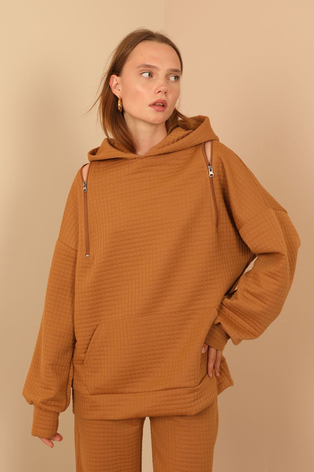 Petek%20Kumaş%20Uzun%20Kol%20Kapüşonlu%20Fermuar%20Detaylı%20Kadın%20Sweatshirt-Camel