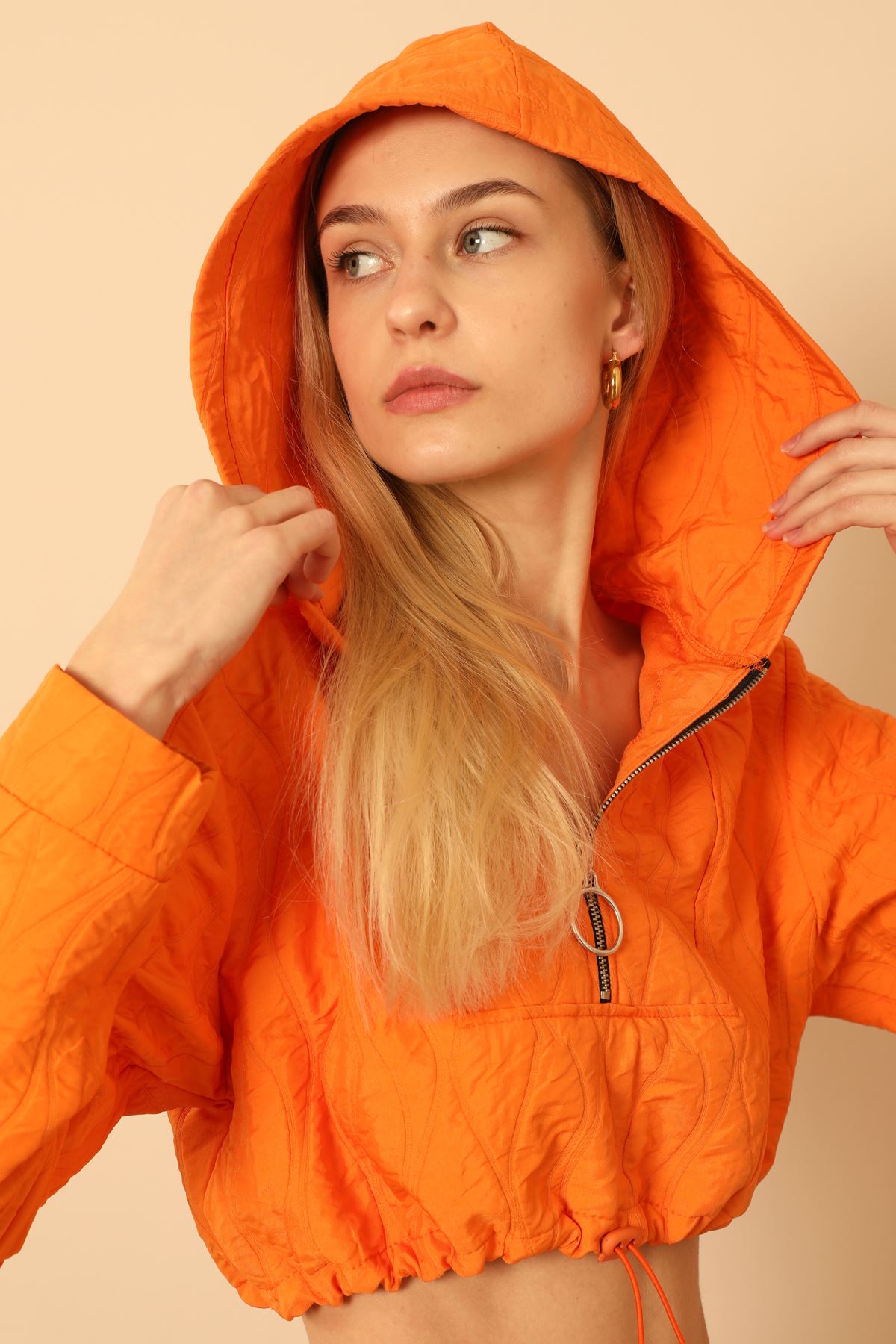 Jakar%20Kumaş%20Kapüşonlu%20Soğan%20Desen%20Kadın%20Crop%20Sweat-Oranj