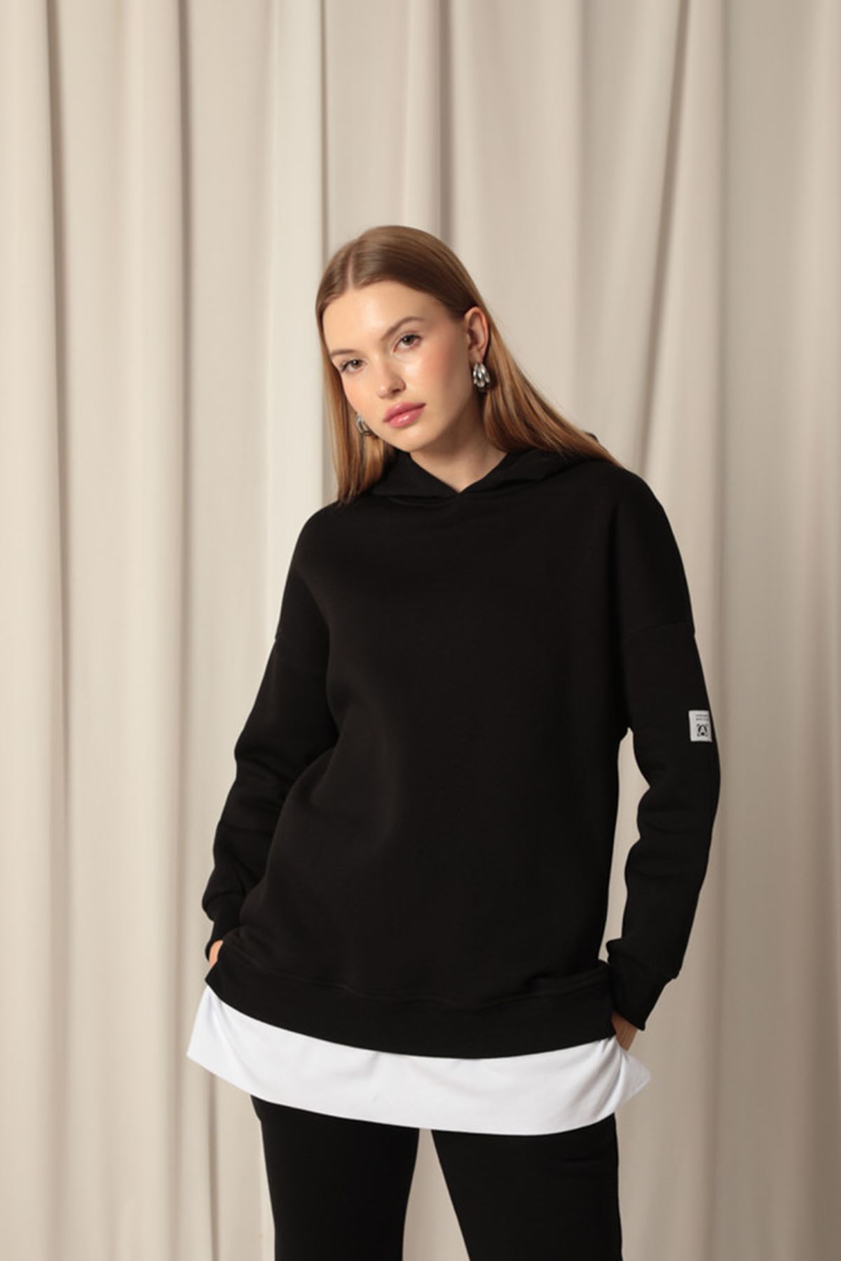 Üç%20İplik%20Arma%20Detay%20Eteği%20Garnili%20Kapüşonlu%20Kadın%20Siyah%20Sweat