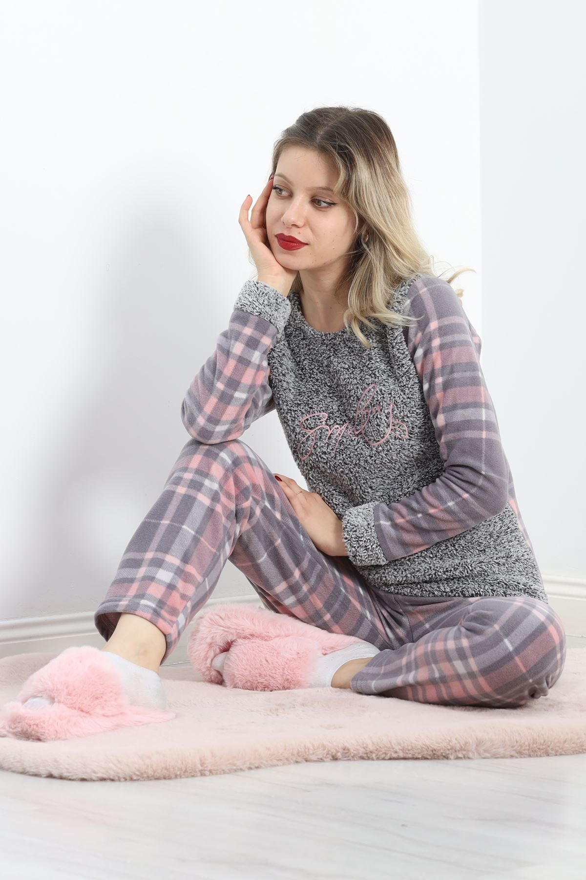 Peluş%20Polar%20Pijama%20Takımı%20Grikareli%20-%2019178.1050.